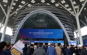 “电影走着看，VR摸着玩”，龙程VR《星际旅客》全感剧场亮相2025高交会