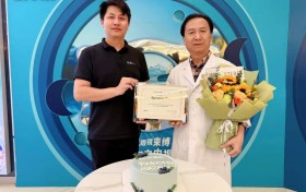 喜报！佛山华厦眼科赵刚平院长获授EVO+ICL(V5)认证医师，深耕眼科四十载载誉前行